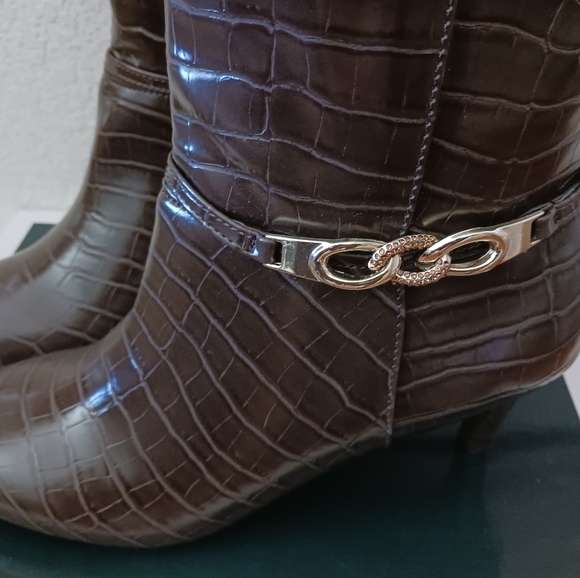 Karen Scott - Picture 2 of 6